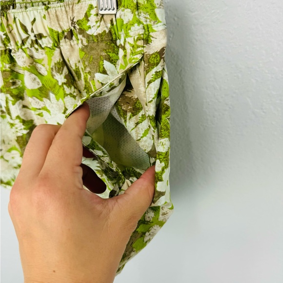 Patagonia Barely Baggies Floral Green Tropical Shorts Small - Picture 5 of 7